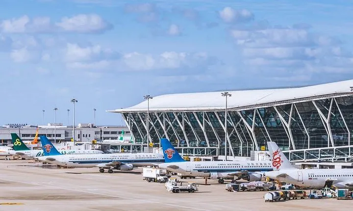 Private Hongqiao Airport Arrival Transfer to Shanghai City Hotel or Residence