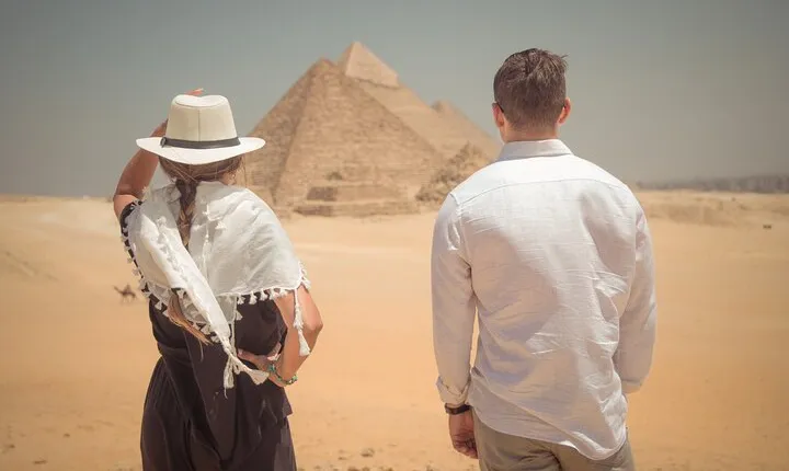 Private Full-Day Tour Visiting Giza Pyramids, Egyptian Museum and Old Market