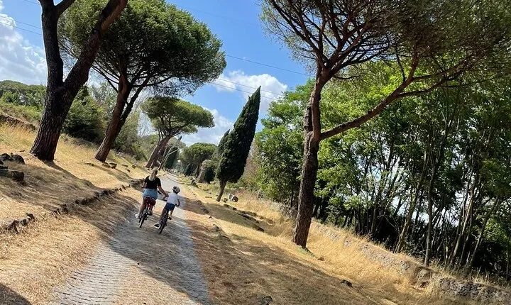Appia Antica and Catacombs by ebike: guided tour with Private Transfer from Circus Maximus