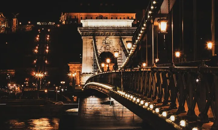 Budapest Night Tour with Drinks, Ruin Bars and Club