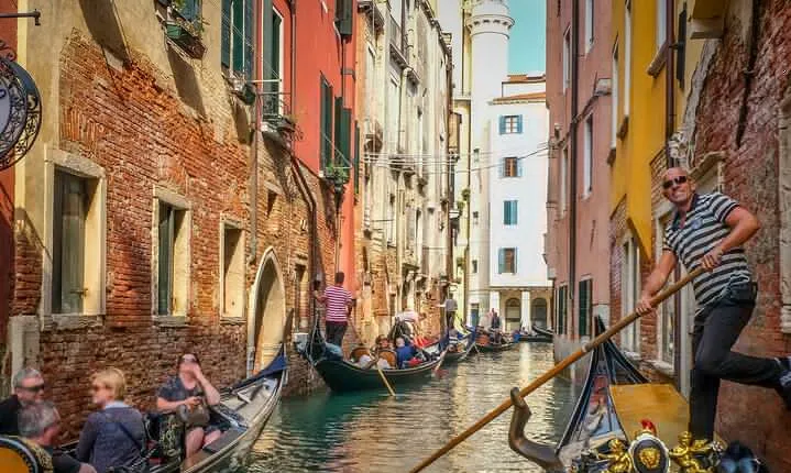 Venice: Classic 30-Minute Gondola Ride Through the Canals