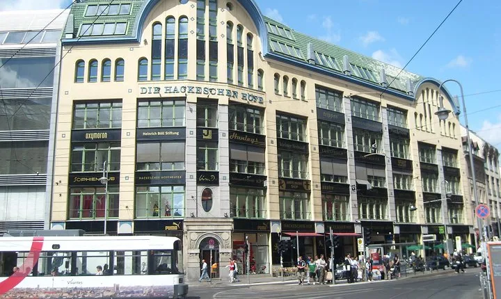 Berlin City Walking Tour of Scheunenviertel and Hackesche Höfe in Berlin Mitte