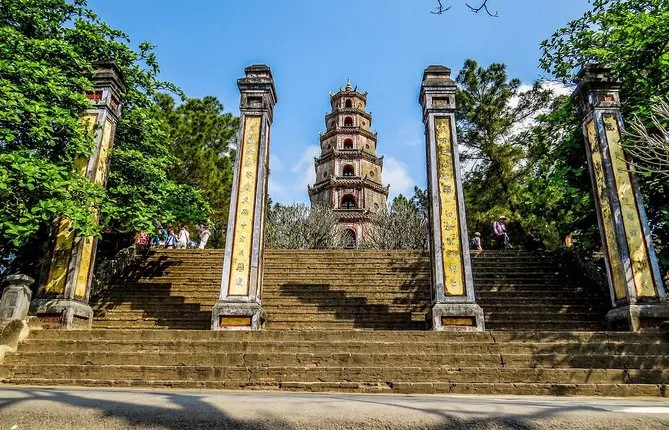 Hue Dragon Boat Tour: Visit Pagoda and Royal Tombs