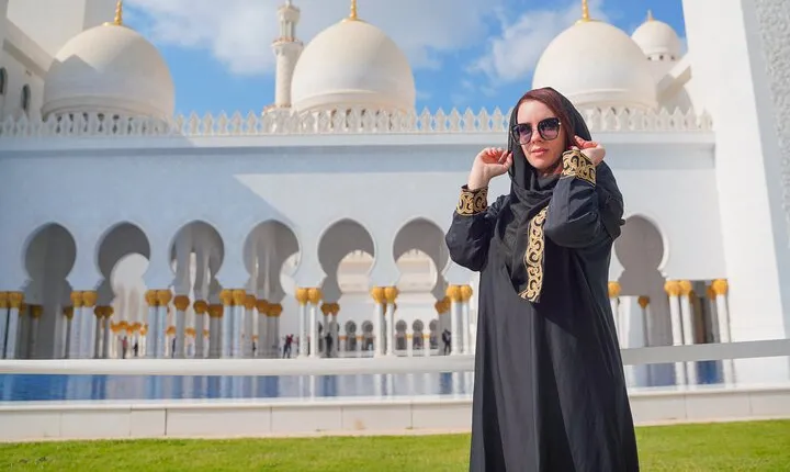 From Dubai: Abu Dhabi Sheikh Zayed Grand Mosque Guided Tour