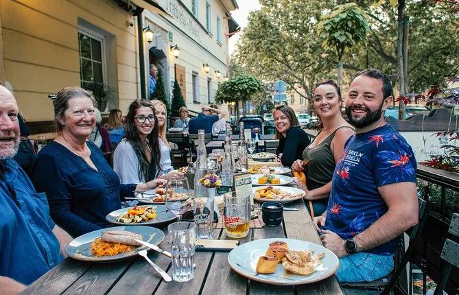 Ljubljana: Food on Foot Tour with Traditional Lunch