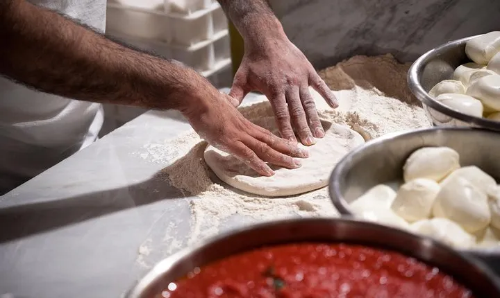 Private Pizza & Tiramisu Class at a Cesarina's home with tasting in Verona