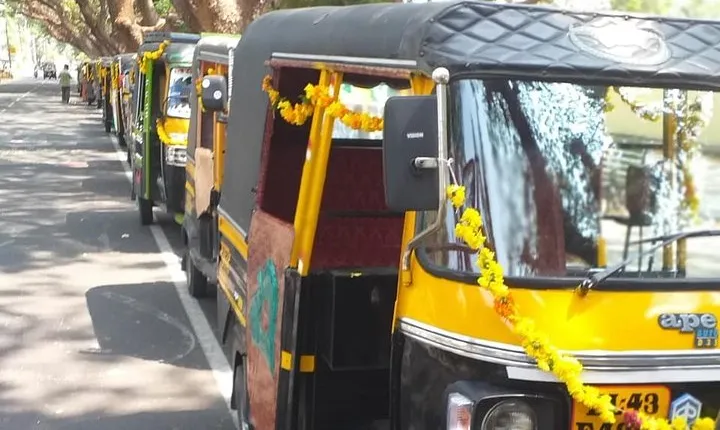 One hour Backwater Tour and tuk tuk tour in kochi with pickup