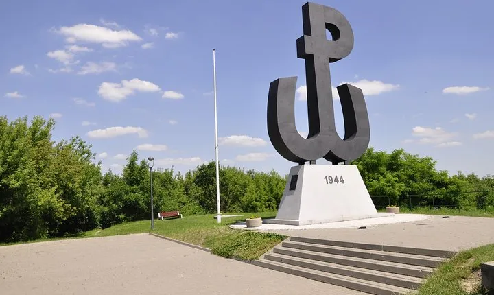 World War II Warsaw Private Tour with Military Cemetery