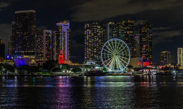 Miami: Adults Only Party Cruise with Two Drinks Included