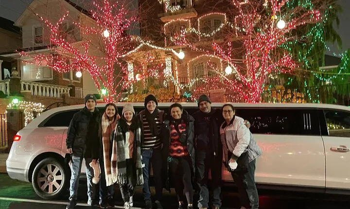 NYC Christmas Lights Tour by Limousine (Manhattan/ Dyker Heights)