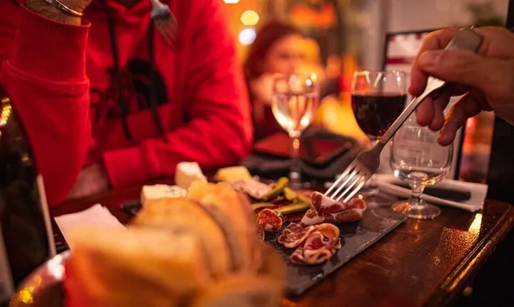 Private Parisian Food Tour in Charming Neighborhood Le Marais