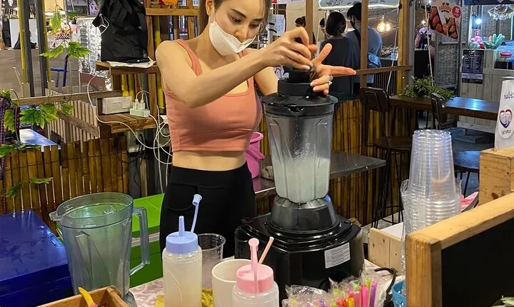 Night life in Bangkok - Jodd Fairs Train Night Market(Joint)