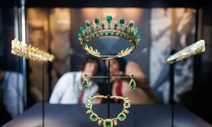 Guided Kensington Palace Tour, Royal Guard Change & Afternoon Tea