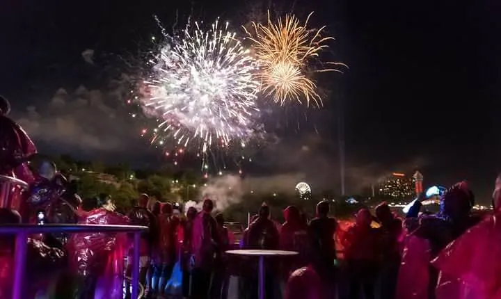 4-Hour Night Niagara Walking Tour with Fireworks Boat Cruise