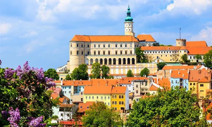 Private transfer from Prague to Vienna with 2h stop in Mikulov