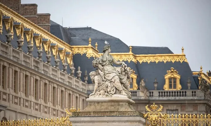 Guided Paris Tour: Louvre & Versaille with CDG Airport Pickup