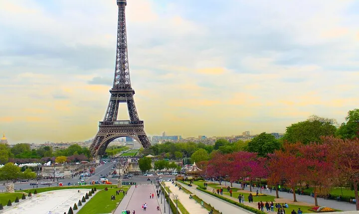 Full-Day Paris Highlights by Car Private Tour