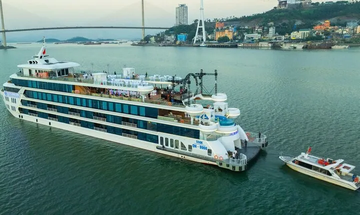 Discover Halong Bay on Luna Cruise – Top Luxury Day Trip
