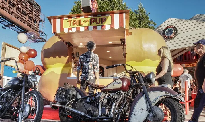 Private Historical Journey in the Tail O the Pup in LA