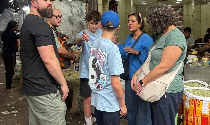 Temples, Bazaars & Food Tasting in Old Delhi with Female Guide