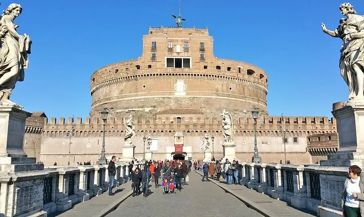 Skip-the-line Castle Sant'Angelo Museum & Bridge private Guided Tour in Rome