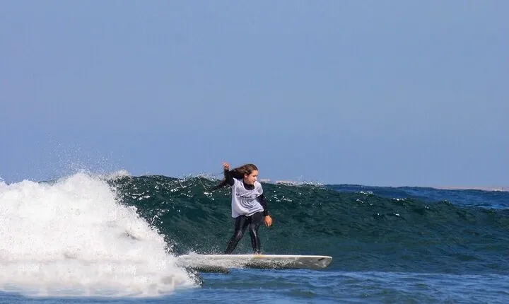 Lezioni di Surf per Beginner e Intermedi (6 persone a istruttore)