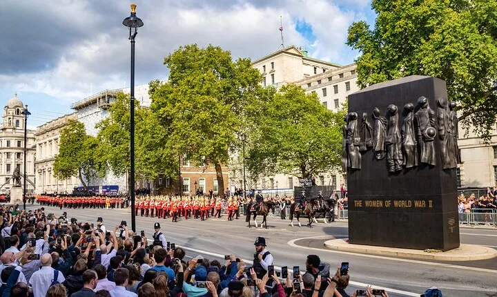 Queen Elizabeth II Private Walking Tour of London