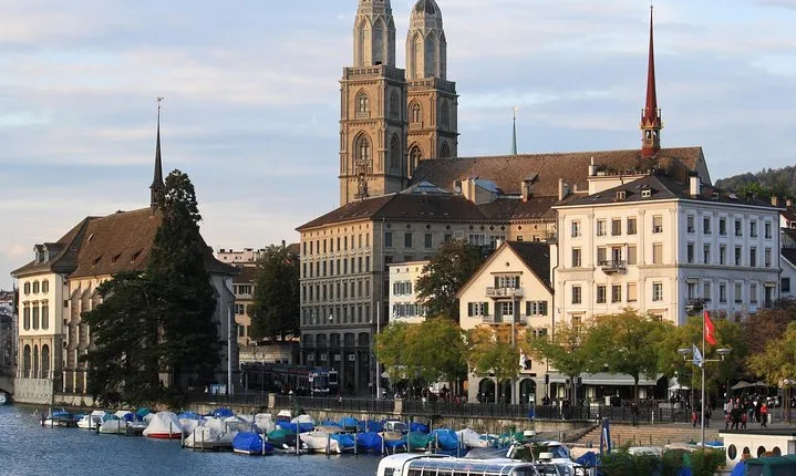 Zurich Walking Tour With Cruise and Aerial Cable Car