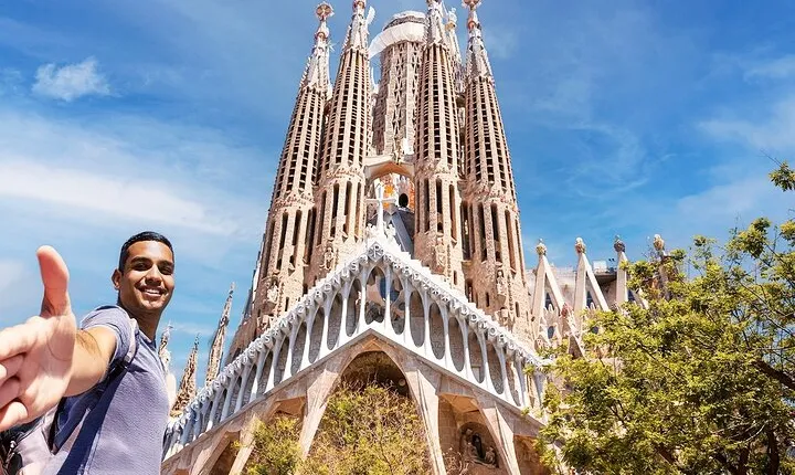 Fast Track: Sagrada Familia Guided Tour 