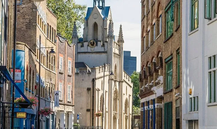 Hidden Village walk near Tower of London, "Best Place to Live".