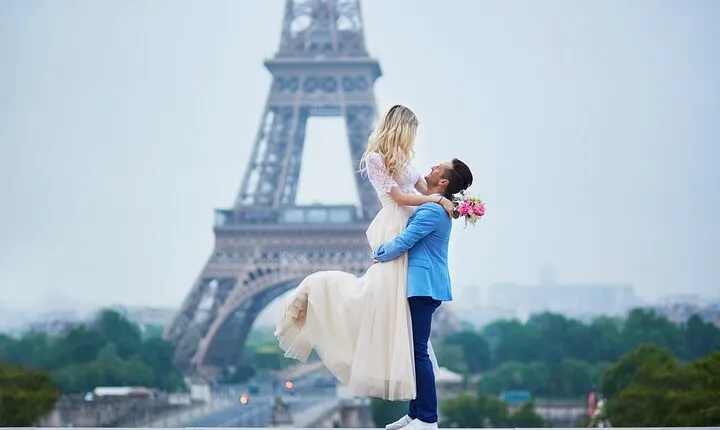 Private Romantic Photoshoot in Paris with Bouquet of Flowers