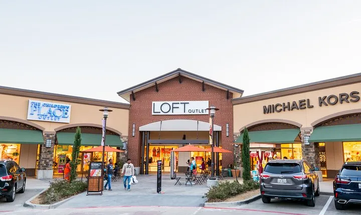 Private Shopping Tour from Dallas Hotels to Allen Premium Outlets