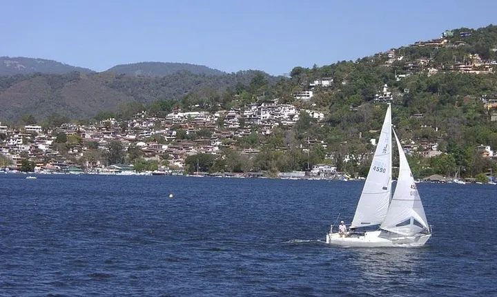 Magic Town Valle de Bravo from Mexico City