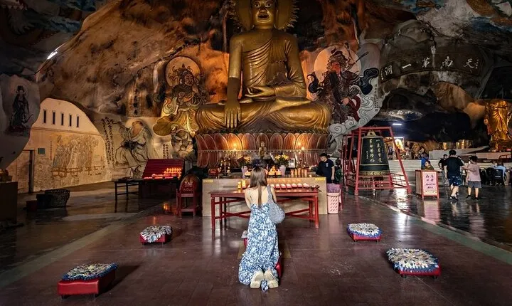 Private Tour in Ipoh Old Town and Cave Temples with Lunch