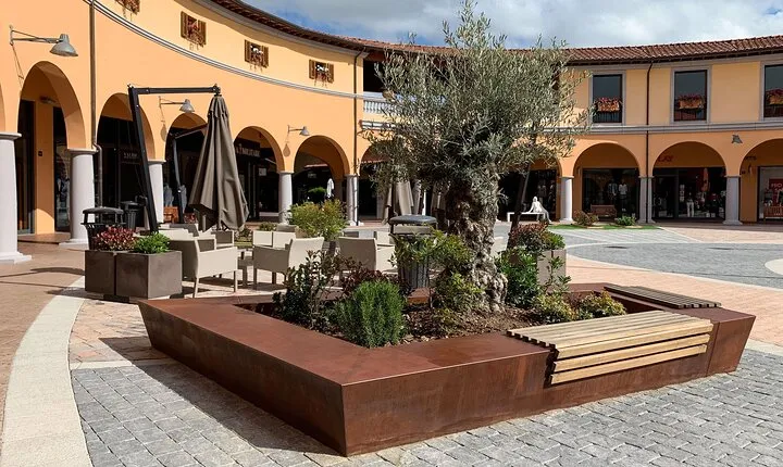 Private Shopping Tour from Florence hotels to Valdichiana Outlet