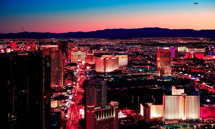 Group Discounted Walking Tour on the Las Vegas Strip with Photos and Champagne