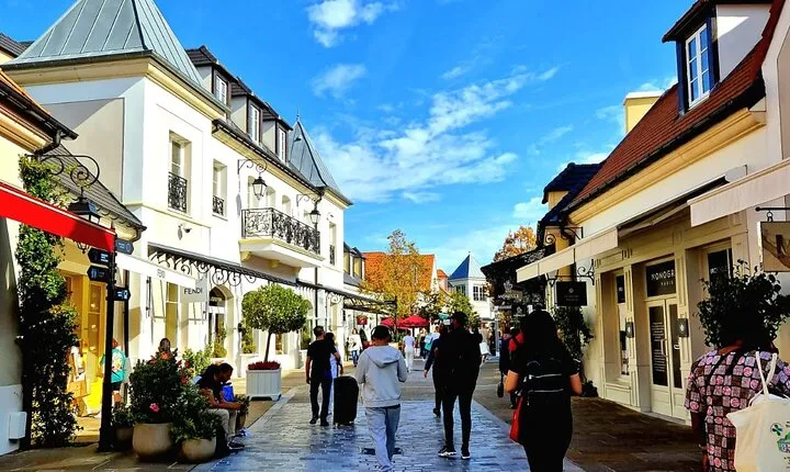Round Transfer from Paris to La Vallee Village for 1-3 persons 