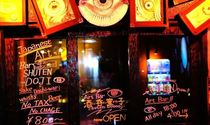 Cheers! Bar hopping tour w/ a Local Guide in Shinjuku GoldenGai