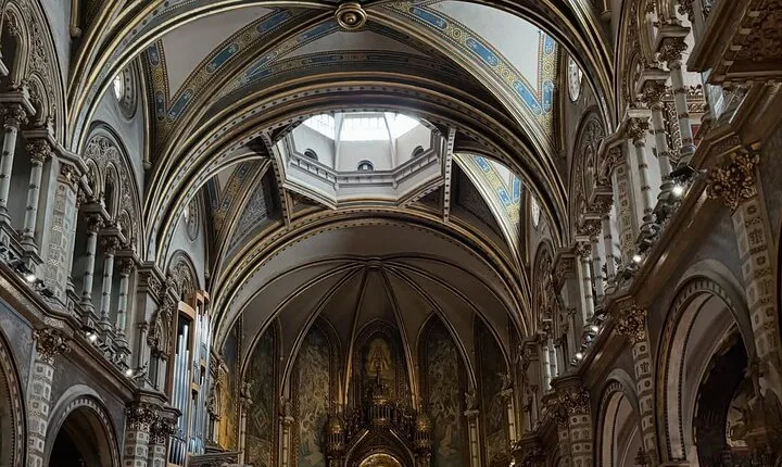 Montserrat Small Group Tour with Lunch at Farmhouse