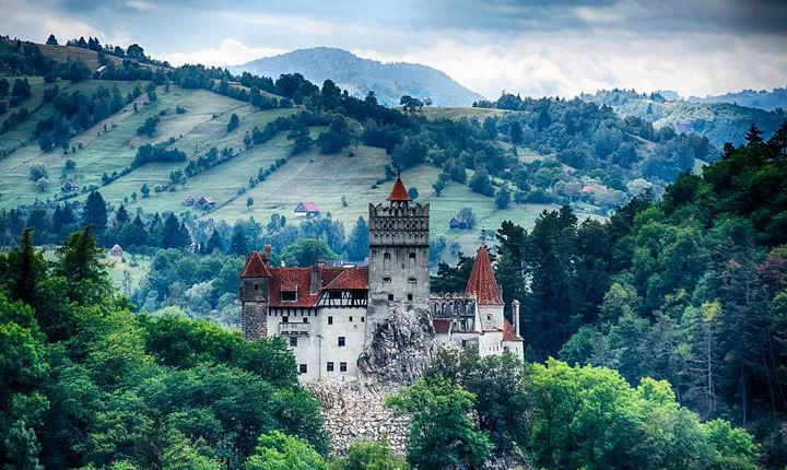 Dracula's Castle, Brasov and Peles Full-Day Tour from Bucharest