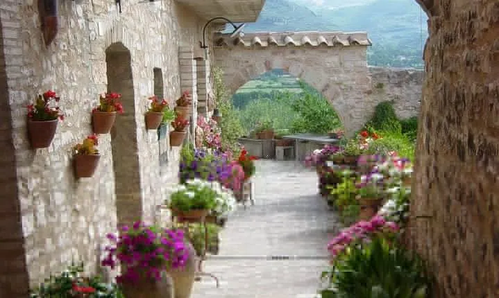 Spello: a journey through flowers, mosaics and ancient Roman ruins