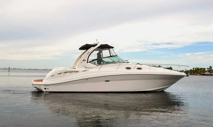 Private Tour Sea Ray 35 ft Up to 10 ppl Miami River to Bickell