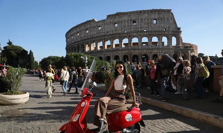 Rome Vespa Tour and Professional Photoshoot