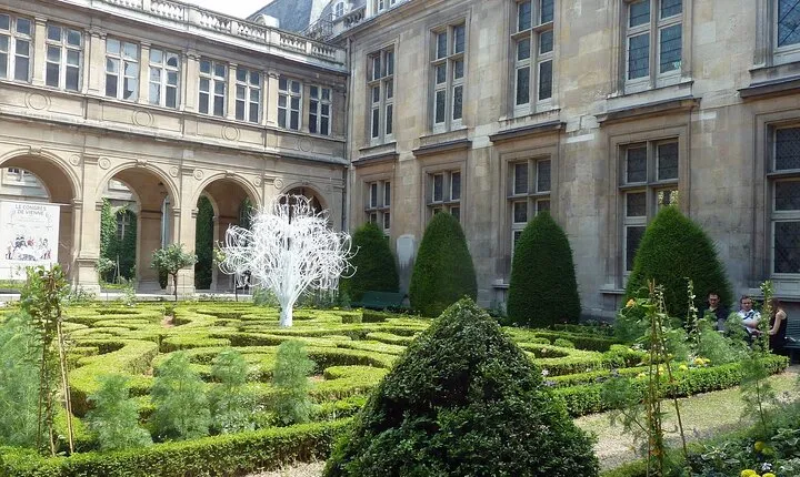 Private pickup Food and Wine Tasting Walking Tour in Le Marais