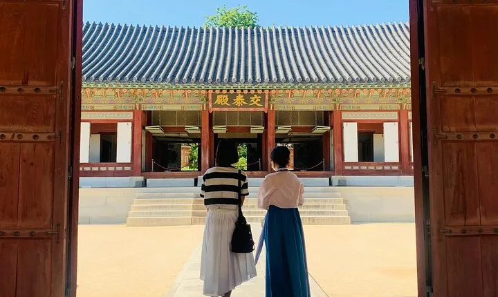 Gyeongbokgung Unveiled: A Tour with an Former Official Guide