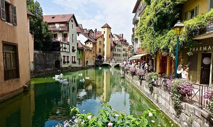 Private 2-hour Walking Tour of Annecy with official tour guide
