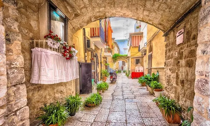 2-Hour Guided Walking Tour of Bari with Street Food