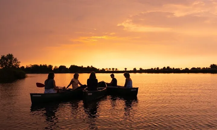 Small-Group Guided Sunset Canoe Tour in Waterland with Dinner