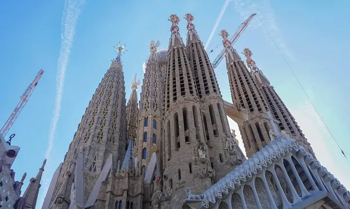 Sagrada Familia Fast Track Guided Tour with Towers Access