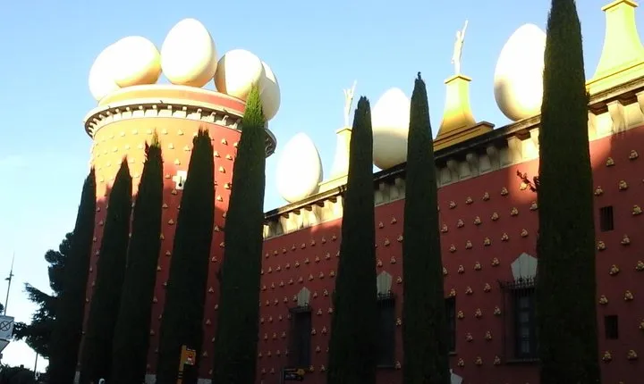 Surreal experience: visit the Dalí museum